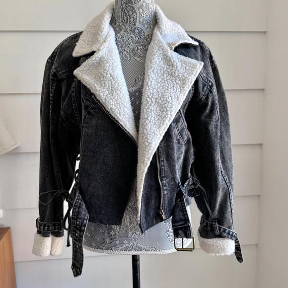 ASTR The Label Jackets & Blazers - ASTR The Label Jefferson Washed Sherpa Denim Jacket size M
